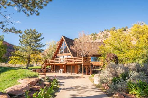 Secluded Kanab Family Cabin w Hot Tub and Red Rock Views