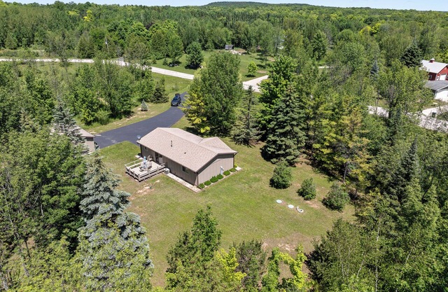Secluded Northern Door home w/Trails, Fire Pit, near The Clearing Folk School