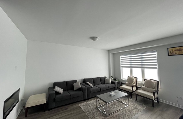 See Plaza and 15 minutes to Golf course,Waterloo Uni,College,401, 1 hr to CN