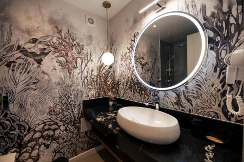 Senior Apartment with Lake View