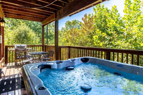 Serene Cabin w Grill Hot Tub & Resort Pool