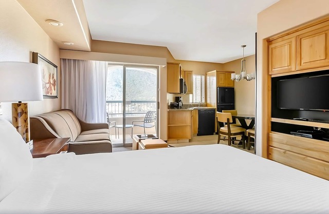 Serene Retreat in the Heart of Sedona! Full Kitchen, Outdoor Pool, Free Parking!