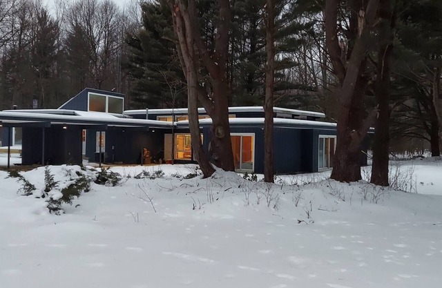 Serene Wooded Retreat 🩴 Private Pool: Walk to Beach