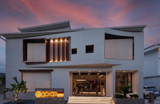 Shangri-La's Three Seasons Resort & Hotel