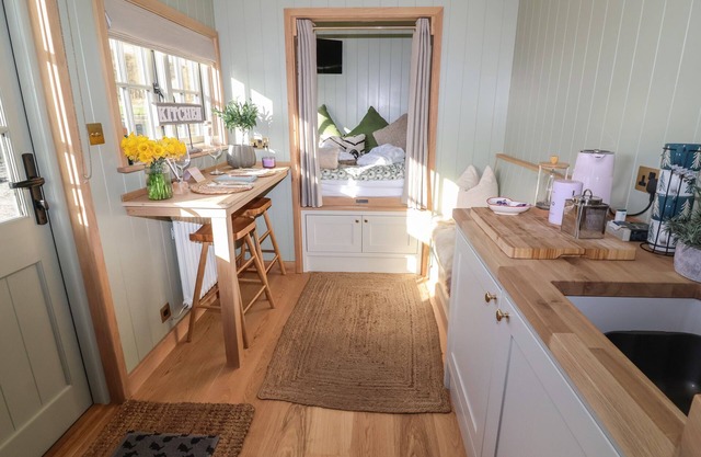 SHEPHERD HUT 1, pet friendly, with open fire in Pateley Bridge