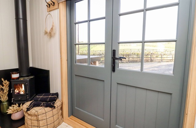 SHEPHERD HUT 2, pet friendly, with open fire in Pateley Bridge
