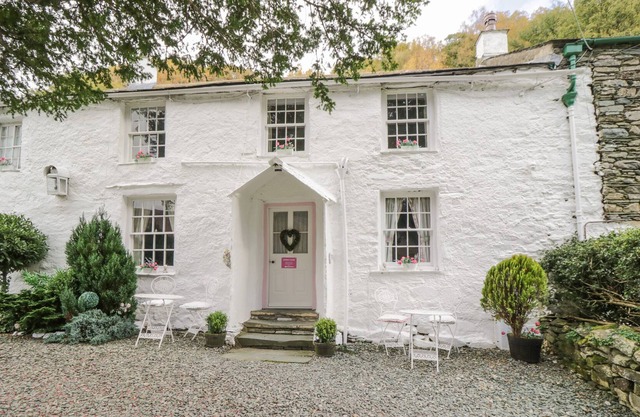 SHEPHERD'S COTTAGE, pet friendly, with open fire in Keswick