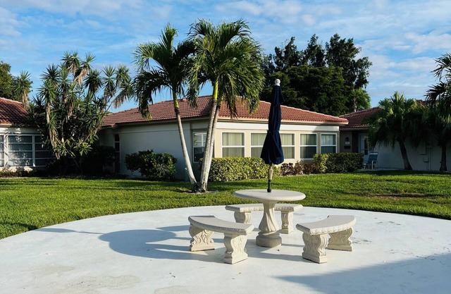 Siesta Key Villa/Walk to the Beach/Heated Pool