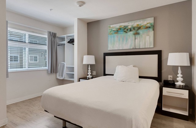 Simplicity At the Rim 1305 I Spacious 1 Bed 1 Bth