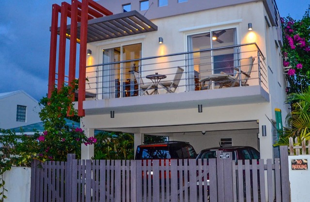 Simpson Bay Beach Modern Apartment. Roof deck Ocean Views WIFI Satellite TV.