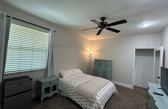 Single Room in Home for Traveling Professional in Fontana, CA