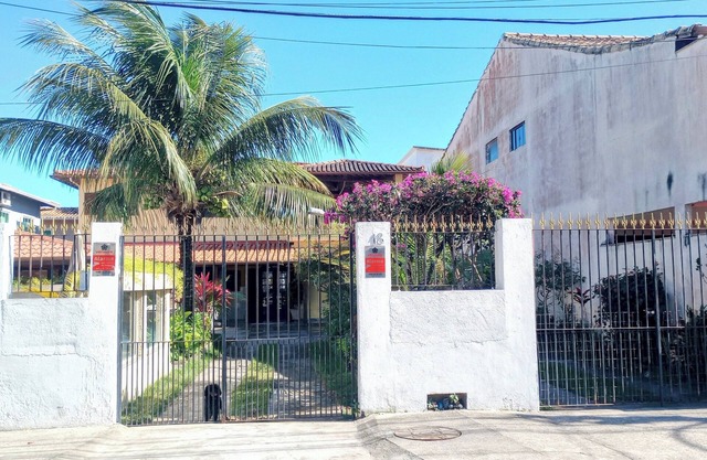 Single-story linear house with swimming pool in Atlântico.