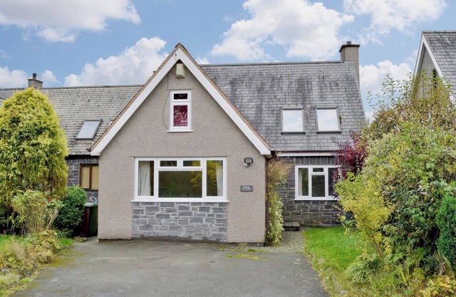SISIAL Y LLYN, family friendly, character holiday cottage in Bala