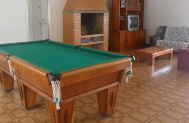 Site with large pool, barbecue, games room and green lawn