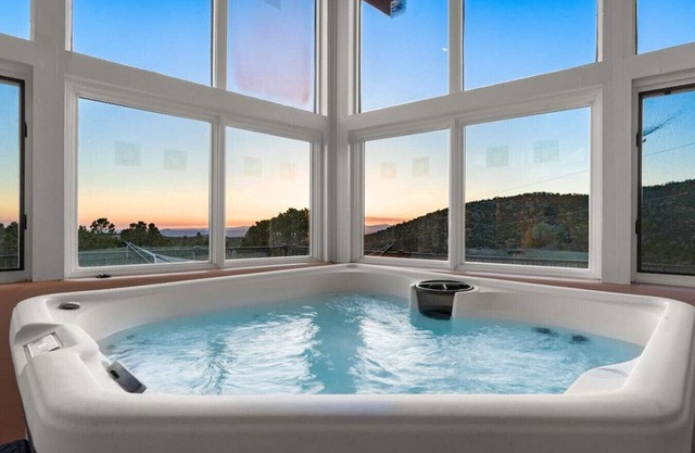 Ski Discounts! Pool, Spa, Views - Luxury Retreat