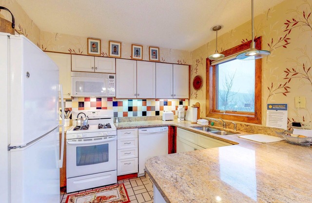 Ski-In/ski-out condo with mountain view, pools, hot tub & gym