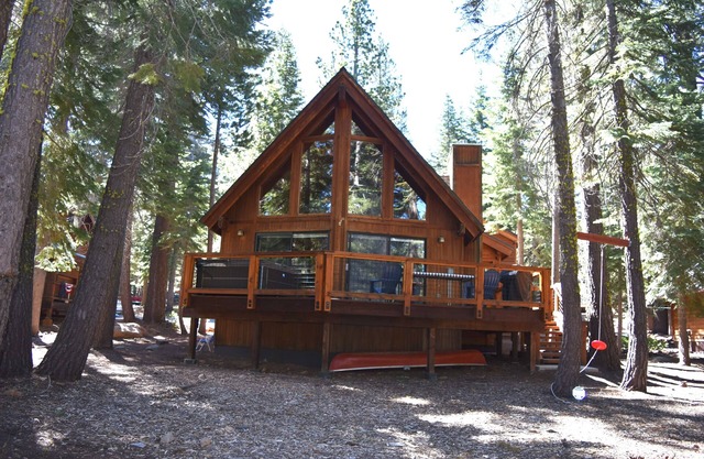 Ski Lease or monthly! Enchanting Chalet on the 16th fairway of Tahoe Donner