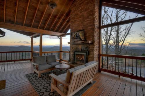 Skyfall Sweeping mountain views gas fireplace hot tub
