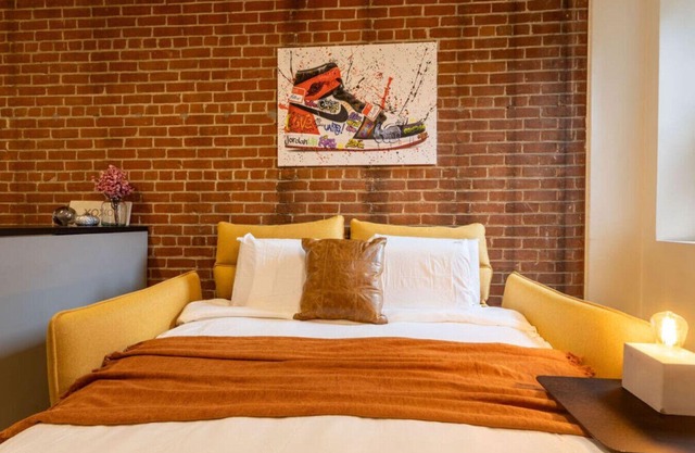 Sleek 2BR in Heart of Downtown Montreal