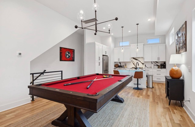 Sleek Multi-Level Stay |Rooftop Views & Pool Table
