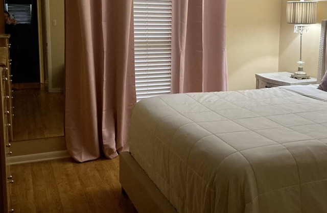 Sleeps 7, cozy, close to downtown LR