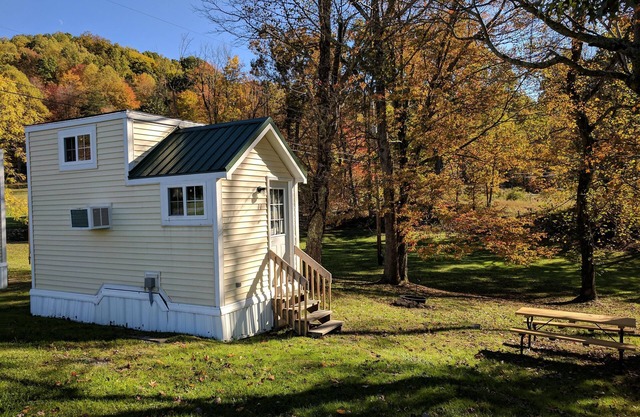 Sleeps up to 2, electric, water, kitchenette, full bathroom, air conditioned/heated