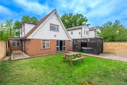 Slough Fun Home with Hot tub, Cine, Garden & Parking