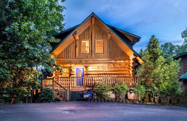 SmokiesBoutiqueCabins would love to host you! 4 miles to Gatlinburg Strip! Resort Pool open May 1 through Oct 1! Views, Shuffleboard, Hot Tub, Arcade!