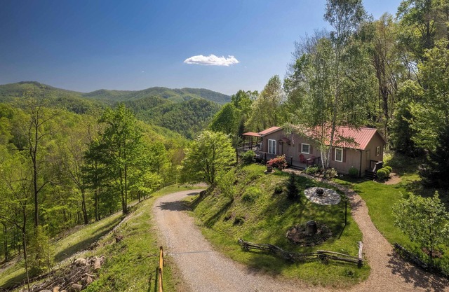 Smoky Ridge Retreat – Cozy 2BR/2BA Cabin with Mountain Views & Creek Sounds