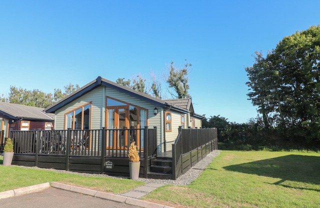 SMUGGLERS SHACK, family friendly, with pool in Polperro