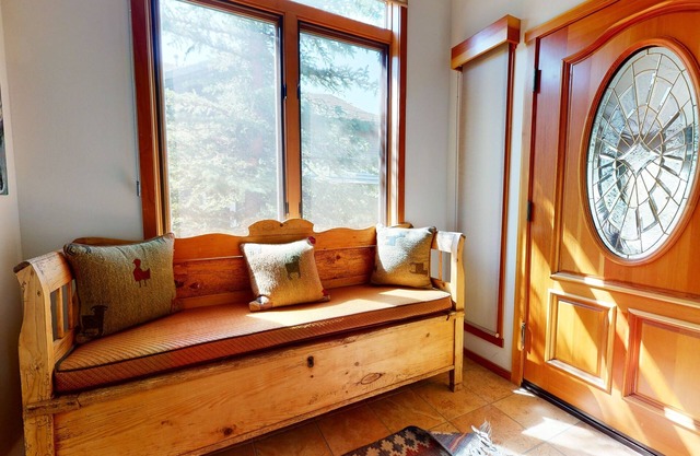 Snowcreek V 760 Pet-Friendly, Amazing Mountain Views, Private 2 Car Garage, Washer Dryer by RedAwning