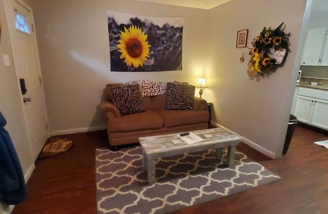 So Cute! So Fun! So close to everything! 1br/1ba