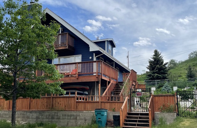 Soak in the hot tub, star gaze, enjoy the reservoir, hike, bike, kayak and more.