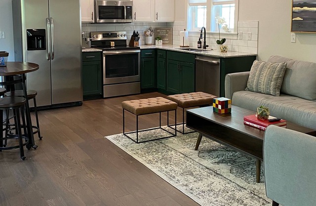 SoFay Cottage on College - Walkable to U of A and Downtown Square.