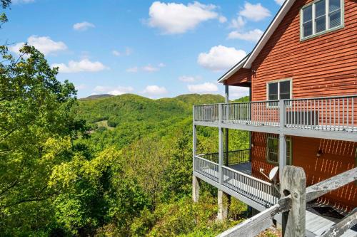 Songbird Sanctuary Under New Management, Hot Tub, Deck & Year-Round Views