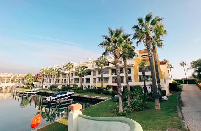 Sotogrande Alboaire- Waterfront luxury 4 bedroom Apt in the Marina of Sotogrande