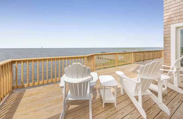 Soundfront Dog Friendly w/Pool, Hot Tub, Elevator, Private Windsports Access