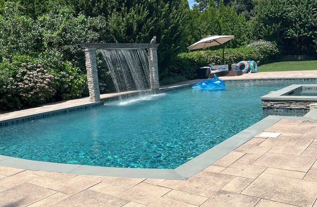 Southampton Paradise with Saltwater Pool & Spa & 3 minutes to Best Beach in USA