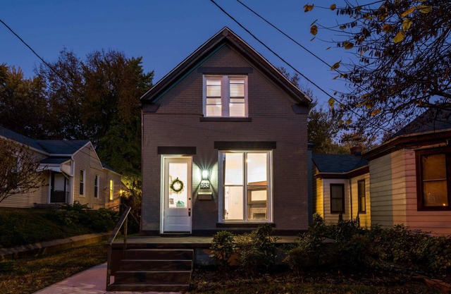 Southern Gentleman-LUXURY HOT TUB - Walkable! FUN