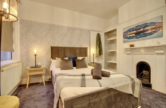 Southsea 4BR Getaway with Private Yard