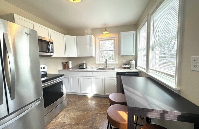 Southwestern Home By Fairgrounds w/Outdoor Pergola and Dining Table