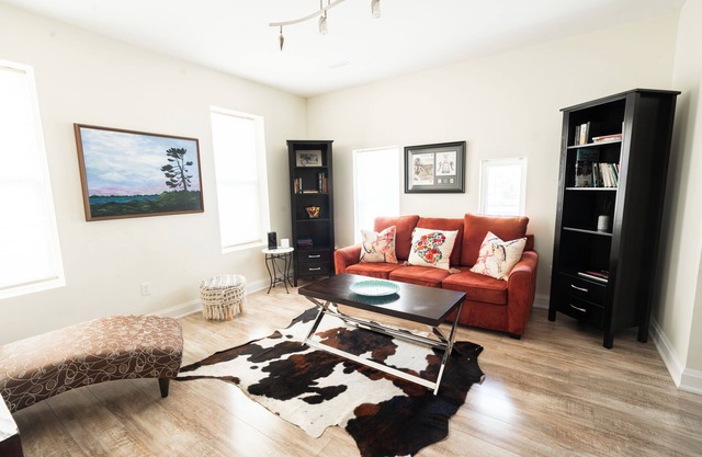 Spacious 3 Bedroom Apartment in Heart of Niagara