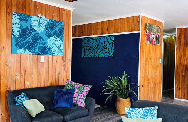 Spacious 3 bedroom home, 10min to town. Wifi & AC available!