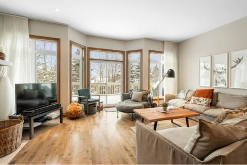 Spacious 3-Story Golfside Townhouse with Pool Access Aiglon 1614