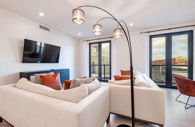 Spacious 3BD Unit: 3 Ensuites - great for couples, groups, family