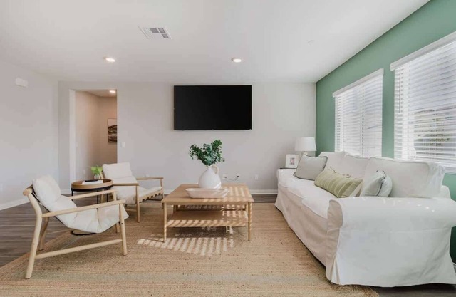 Spacious 3BR Home w/Lake Access & Mountain Views