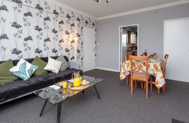 Spacious 3DB 15 from city centre Free Parking