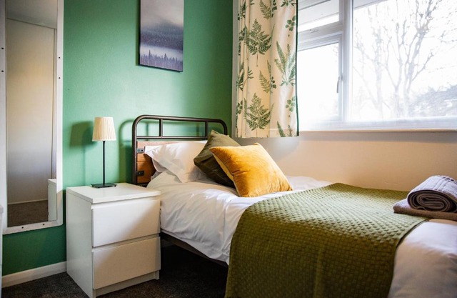 Spacious 4 Bed House w Office & Parking Nr Peaks