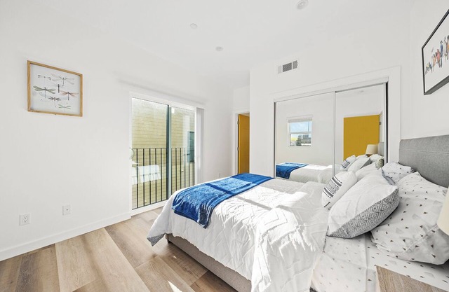 Spacious 4-bedroom 4-baths house in Los Angeles with gated Parking