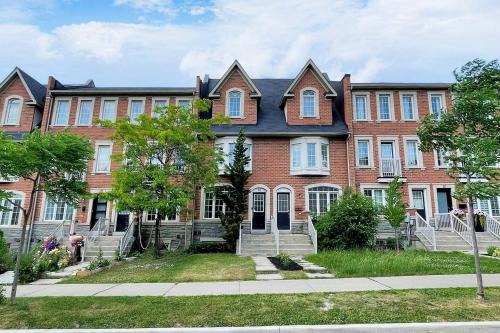 Spacious 4-story Townhome In North York